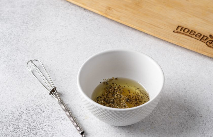 1. Этап. Салат с рукколой и персиками: Для заправки смешайте оливковое масло с сиропом топинамбура и лимонным соком. Перемешайте до состояния однородной эмульсии. Добавьте сушёные итальянские травы, соль и чёрный молотый перец.