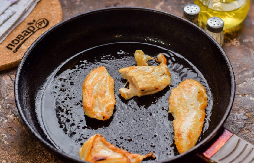 1. Этап. Салат Цезарь от Гордона Рамзи: Поджарьте филе с каждой стороны по 3-4 минуты.