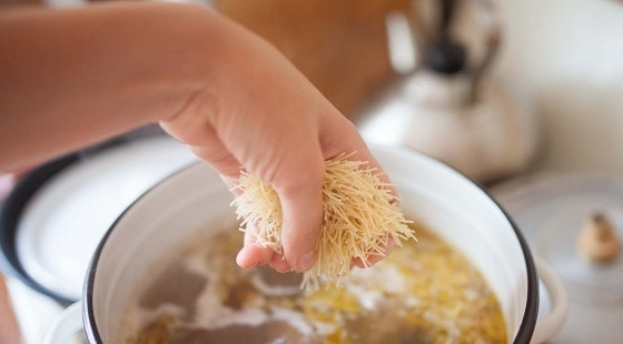 1. Этап. Суп из колбасного сыра: На небольшом огне варите суп ещё 5 минут. Затем добавьте в него вермишель.