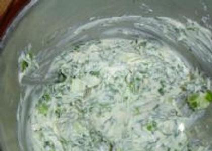 1. Этап. Рулет из лаваша с горбушей: 1. Зелень хорошо промыть, перебрать и высушить. Мелко нашинковать. Сыр плавленый натереть на мелкой терке. Смешать тертый сыр и шинкованную зелень.