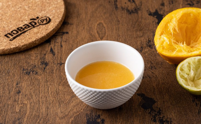 1. Этап. Коктейль из киви и манго: Из апельсина и лайма выжмите сок.