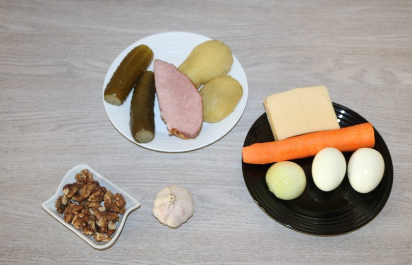 1. Этап. Салат Шикарный: Подготовьте ингредиенты. Картофель и яйца отварите.