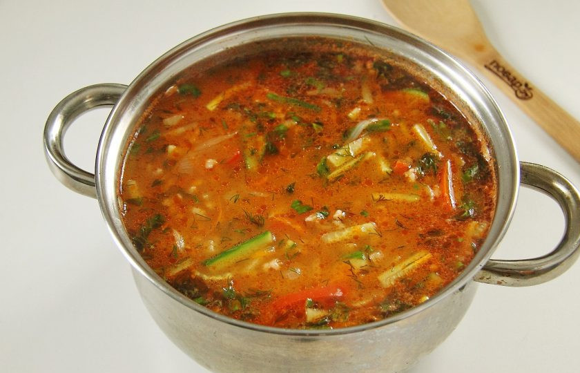 1. Этап. Рассольник из свежих огурцов: В конце по желанию добавьте свежую зелень. Снимите кастрюлю с огня и дайте настояться супу несколько минут.