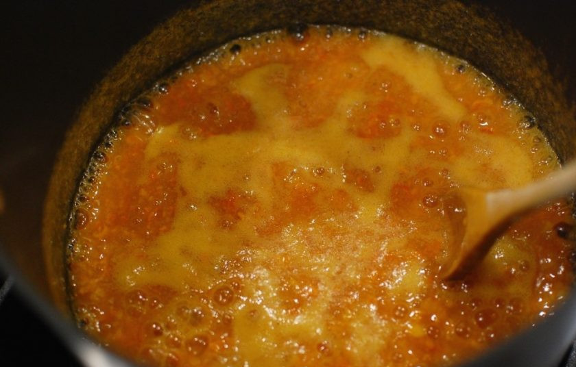 1. Этап. Джем из хурмы: В конце добавьте сахар. Перемешайте. Доведите джем до кипения, а потом проварите 1 минуту.