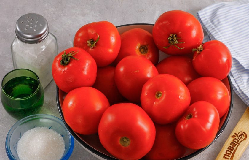 1. Этап. Томатная паста из запеченных помидоров на зиму: Подготовьте указанные ингредиенты. Помидоры выбирайте не сочных сортов, лучше всего подойдут мясистые.