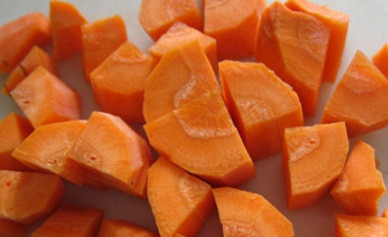 1. Этап. Гарнир к индейке в духовке: Морковь чистим и нарезаем на кусочки среднего размера.