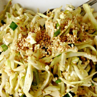 Салат с капустой свежей