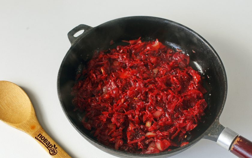 1. Этап. Борщ с аджикой: Продолжайте жарить все вместе еще около 2-3 минут. Когда зажарка будет готова, отправьте содержимое сковороды в кастрюлю.