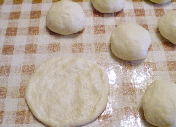 1. Этап. Пирожки постные с грибами: 10. Когда тесто подойдет, вы увидите, оно немного увеличится. Разделите его на части, величина кусочков на ваш вкус. Каждый кусочек пальцами растяните по смазанному масло столу. Руки также смазываем маслом.