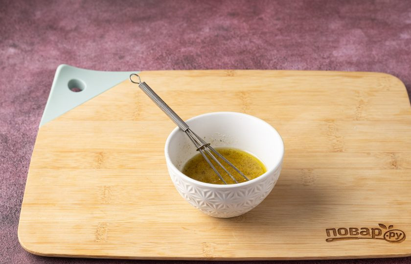 1. Этап. Салат из огурцов, помидоров и авокадо: Для заправки смешайте оливковое масло и лимонный сок. Посолите и поперчите по вкусу.