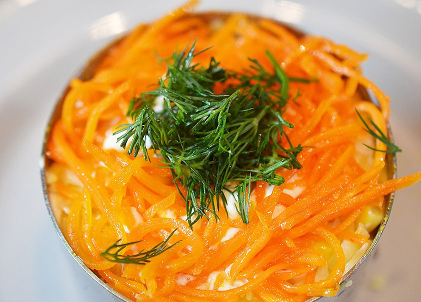 1. Этап. Праздничный салат Яркая фантазия: Украшаем салат по желанию. У меня - нарезанный укроп и морковь по-корейски.