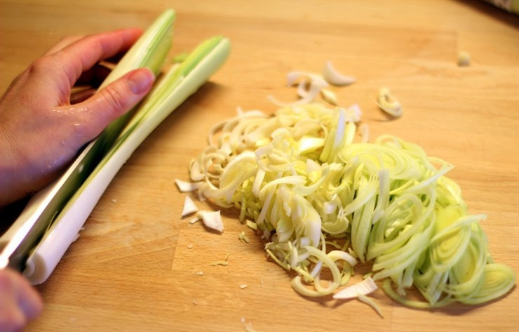 1. Этап. Суп из лука-порея: Лук-порей промываем. Меленько нарезаем белую и светло-зеленую часть лука.
