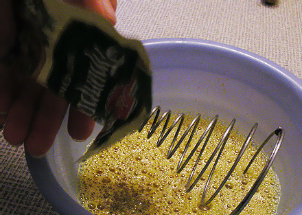 1. Этап. Сыр с дырками в домашних условиях: Пока сыворотка стекает, взбейте в миске два яйца с 1 ч.л. соли и перцем.