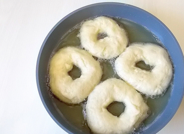 1. Этап. Советские пончики: Разогрейте масло в глубокой сковороде и опустите пончики.