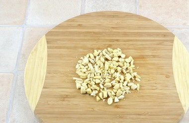 1. Этап. Салат Сердце любимого: Мелко нарубите миндаль, но не измельчайте.