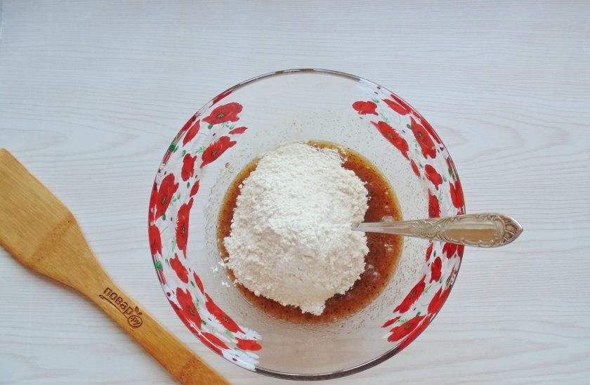 1. Этап. Коврижка с абрикосами: Всыпьте в миску просеянную муку, добавьте соду.