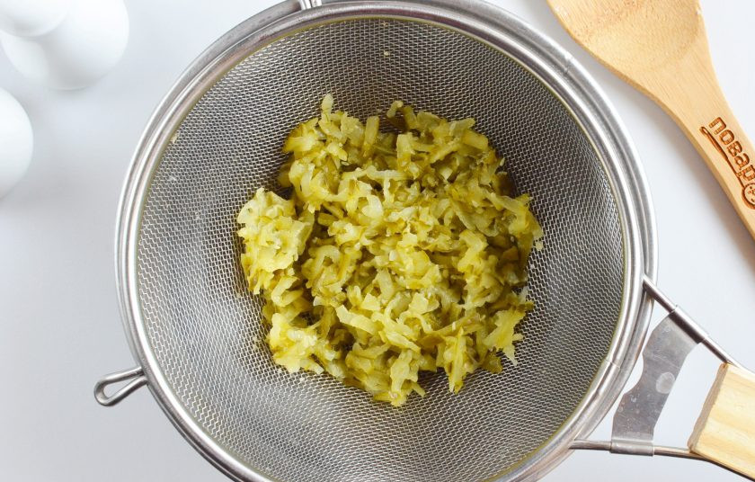 1. Этап. Закусочный торт для мужчин: Маринованные огурцы натрите на крупной терке, хорошо отожмите.