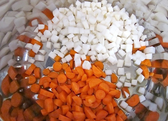 1. Этап. Салат из чечевицы с горчицей: 1. Нарежьте морковь кубиками или полукольцами, репу очистите и нарежьте кубиком. В кастрюлю налейте растительное масло и разогрейте его, добавьте репу и морковь, обжаривайте овощи до мягкости репы.