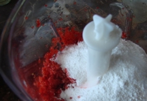 1. Этап. Мармелад из земляники: Добавить сахарную пудру и еще перемешать блендером.