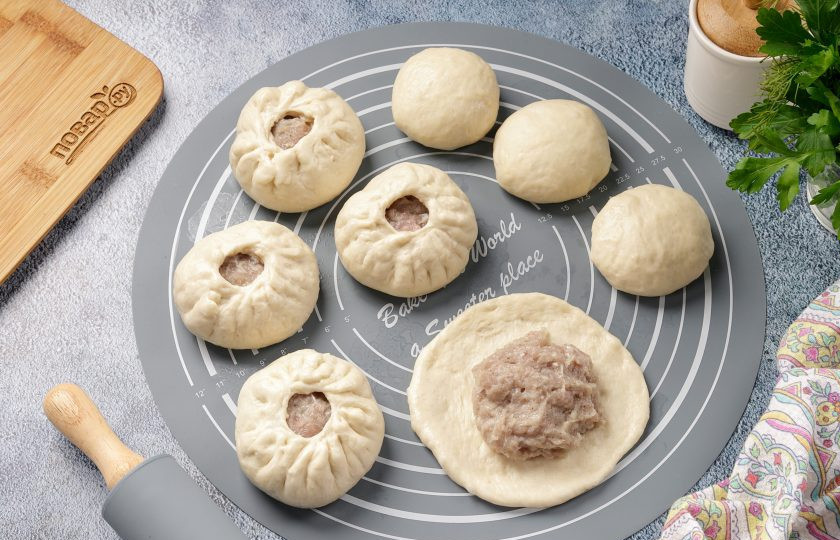 1. Этап. Дрожжевые беляши на воде: Каждый кусочек теста раскатайте в форме круга и выложите по центру начинку.