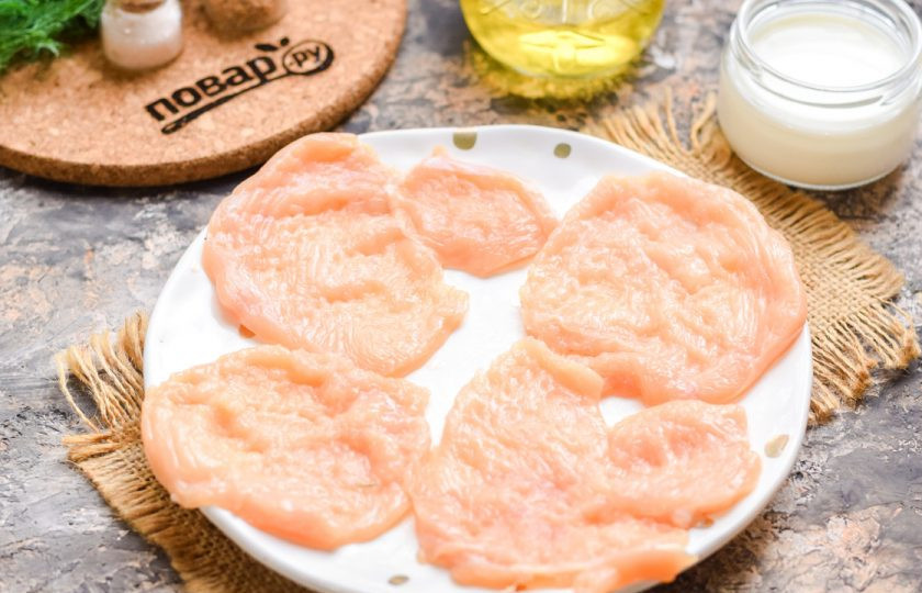 1. Этап. Куриные рулетики с моцареллой: Филе курицы нарежьте порционно, прикройте пищевой пленкой, отбейте кухонным молотком.