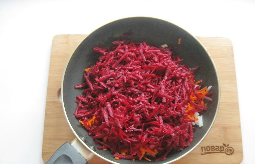 1. Этап. Икра из свеклы и моркови: Свеклу очистите, помойте и натрите на терке. Выложите в сковороду с луком и морковью.