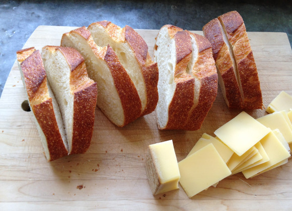 1. Этап. Горячие бутерброды с ветчиной и сыром: Хлеб и сыр порезать.