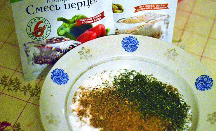 1. Этап. Карпаччо из курицы: Теперь необходимо добавить специи. Вы можете смешать для этого свои любимые, я лишь предлагаю вам тот вариант, с которым готовлю я. Прежде всего, всыпаем сушеные травы и свежемолотый перец (смесь).