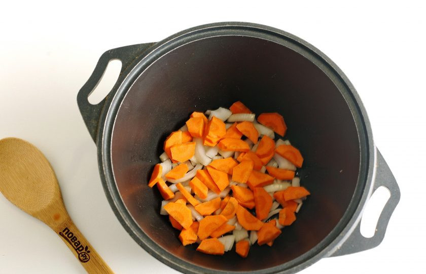 1. Этап. Овощное рагу с картошкой: В казан налейте масло. Накалите его и выложите нарезанные произвольно лук и морковь.