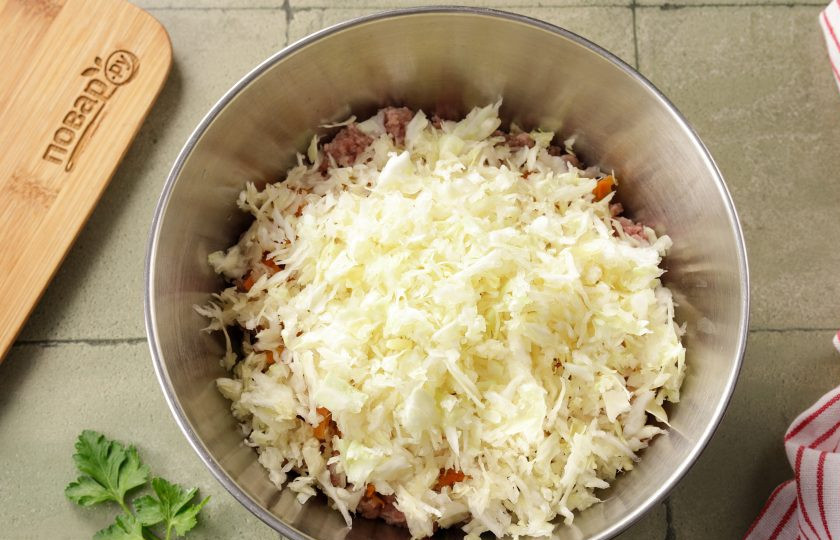 1. Этап. Ленивые голубцы в аэрогриле: Капусту мелко нашинкуйте или натрите на специальной тёрке.