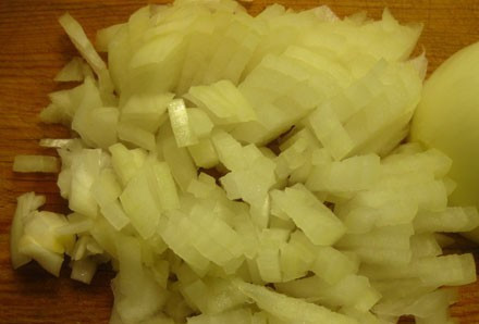 1. Этап. Зразы с яйцом в духовке: Репчатый лук чистим и режем небольшими кубиками.