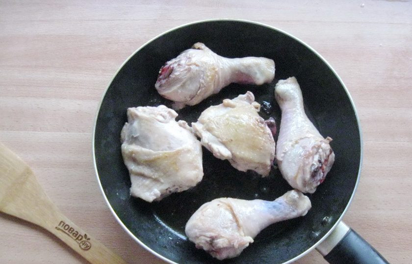 1. Этап. Курица в красном соусе: Обжарьте курицу до легкой золотистой корочки со всех сторон. В процессе жарки курица выделит жир и на нем будет жариться. Если жира будет очень много, то лишний просто слейте.