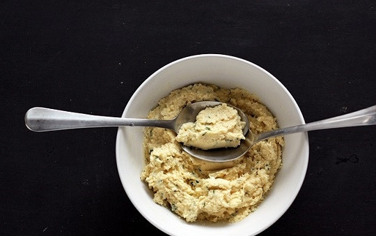 1. Этап. Бульон с клецками: 3. С помощью двух ложек сформируйте аккуратные клецки.