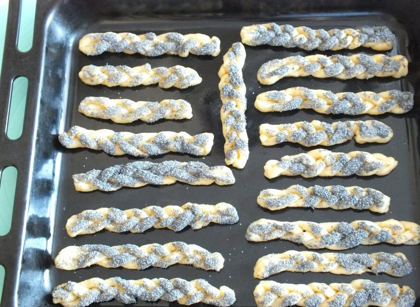 1. Этап. Печенье Косичка: Печенье выложите на противень смазанный тонким слоем растительного масла. Выпекайте в горячей духовке в течение 15 минут до золотистого цвета.