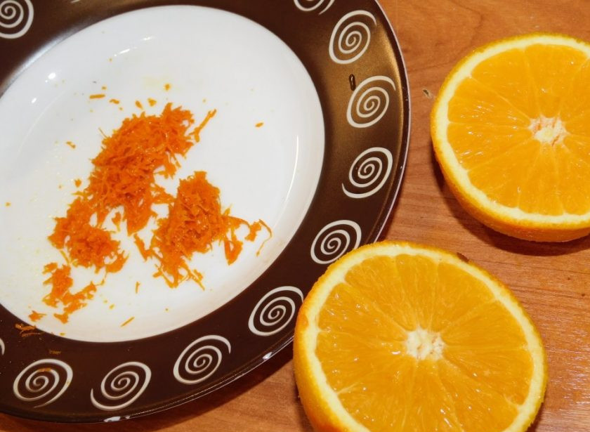 1. Этап. Торт Сладкая жизнь: Для приготовления апельсиновой карамели снимите цедру с апельсина и выжмите сок.