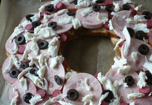 1. Этап. А-ля пицца с колбасой Индилайт: Маслины нарежьте на колечки и выложите между ломтиками колбасы, а сверху нарвите кусочками оставшеюся моцареллу (50 гр.). Ставим выпекаться при температуре 180 градусов, на 10 минут.