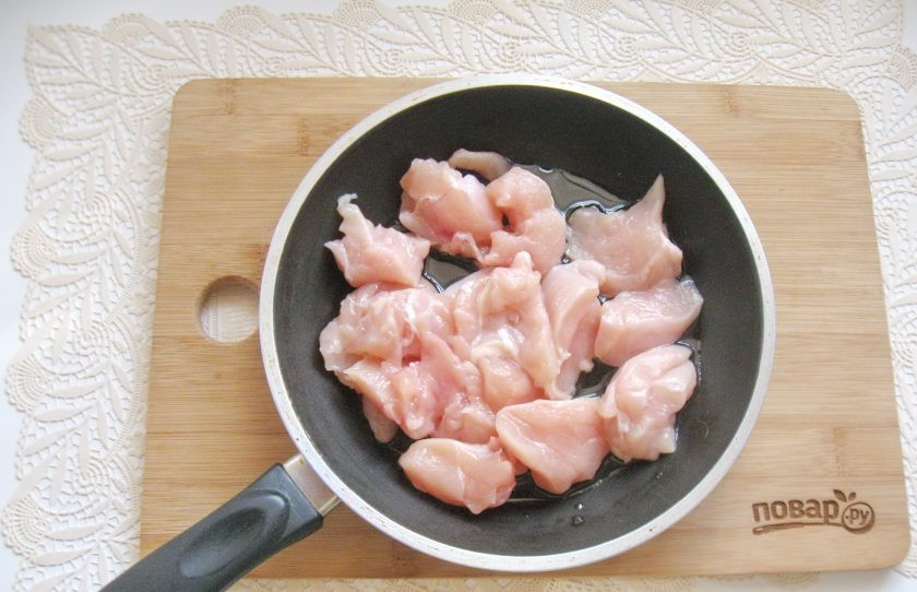 1. Этап. Бешбармак по-нанайски: Куриное филе помойте и нарежьте небольшими кусочками. Выложите в сковороду с подсолнечным маслом.