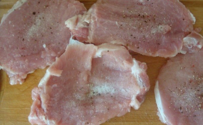 1. Этап. Копченое мясо в домашних условиях: Солим и перчим хорошенько.