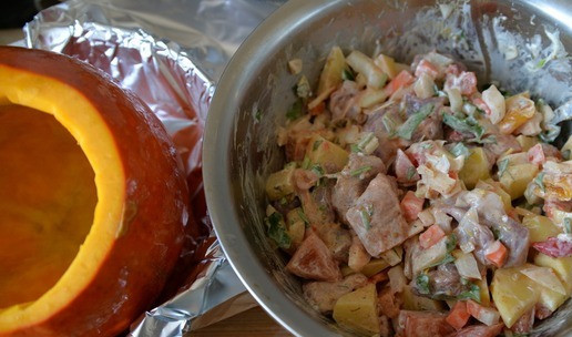 1. Этап. Тыква, фаршированная овощным рагу с индейкой: Хорошо перемешиваем начинку.