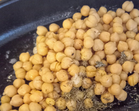 1. Этап. Печёный нут с тахинной заправкой: Разогреть духовку до 240С. Добавить половину количества Гхи, и когда оно станет горячим, там же разместить нут, соль, перец (по вкусу) и сухой тимьян. Запекать нут, выложенный в один слой, в течение 15 минут.