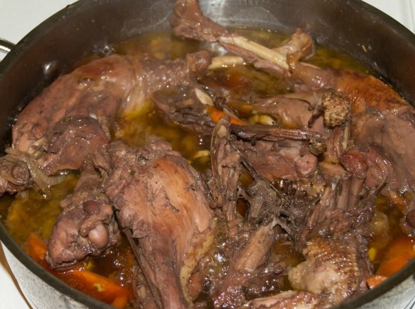 1. Этап. Жареный петух: Перекладываем петуха и овощи в сотейник, заливаем вином, солим и перчим по вкусу. Доводим до кипения, затем варим на медленном огне под крышкой 1,5 часа.