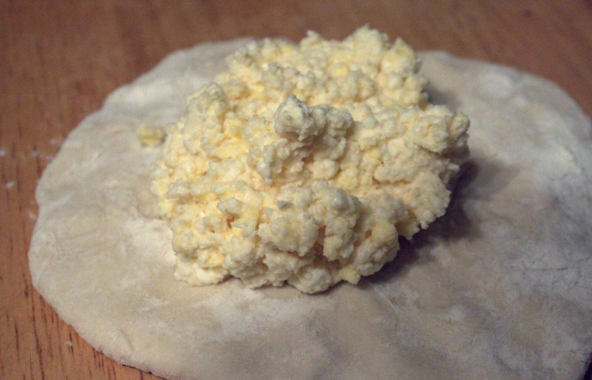 1. Этап. Хачапури по-имеретински: Теперь из теста делаем лепешки, выкладываем по середине начинку.