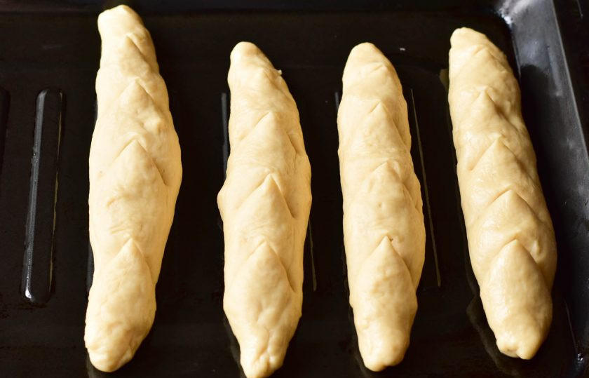 1. Этап. Венский хлеб: Сделайте ножницами надрезы.