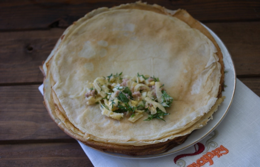 1. Этап. Блины с печенью трески: Готовые блины наполняем начинкой из печени трески.