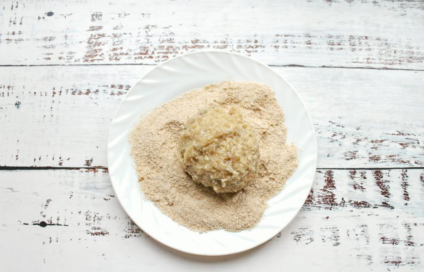 1. Этап. Котлеты из леща с салом: Рыбный фарш отбейте до уплотнения и сформируйте круглые котлетки. Запанируйте их в панировочных сухарях.