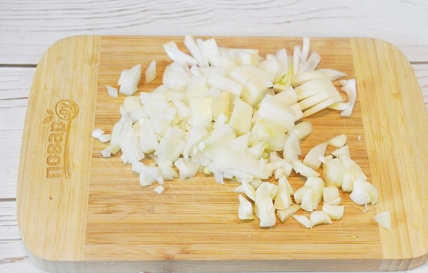 1. Этап. Говядина, тушенная с грибами и бренди-соусом: 2. Лук и чеснок измельчите.