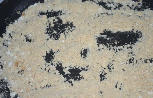 1. Этап. Гуляш из куриного филе: На другой сковородке обжариваем до легкого кремового цвета муку. Все время помешиваем, чтобы мука не горела.