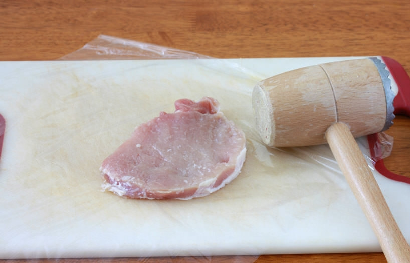 1. Этап. Шницель свиной: Мясо промойте и отбейте.