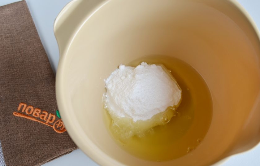 1. Этап. Французская меренга: 2. Отделите желтки от белков. Как правило, сахарной пудры используется по весу вдвое больше, чем белков (2:1). То есть, если один сырой белок от среднего куриного яйца весит 25-30 граммов, то сахара необходимо ровно в 2 раза больше – 50-60 граммов. В белки влейте лимонный сок и положите половину сахарной пудры. Начинайте миксером взбивать массу от минимальных оборотов, постепенно добавляя, переходя на максимальный режим.