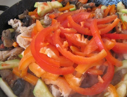 1. Этап. Соте из курицы с грибами: Спустя еще 5 минут - перец.